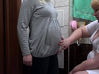 Een verpleegster zorgt voor een zwangere milf melkachtig klysma far harige kut en massages haar vagina. Procedures onverwacht far orgasme beëindigen. Fetish lesbiennes.