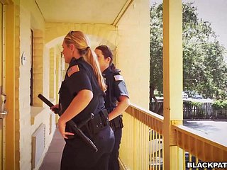 Zwei Polizei Frauen fickt eine hübsch verhaftet Geck und essen seinen Samen