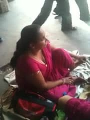 Busty Indian Dojrzałe mówi o seksie na stacji kolejowej