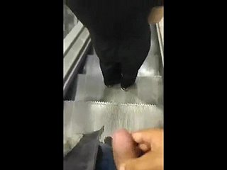 Cumsharking Atrapados Cum a shivering niña en shivering escalera móvil supermercado