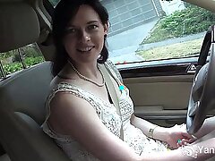 Pretty brunette masturbeert in de auto tijdens het rijden