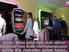 Niemiecki nastolatek w publicznej migającym bukkake Gangbang w kasynie