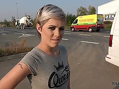 Hitchhiker Ruth reitet einen großen Schwanz in einem Auto auf dem Weg nach Hause