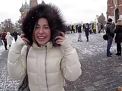 मास्को में उठाया रूसी आकर्षक सहयोगी जोन्स कमबख्त कुत्ते को नहीं समझता