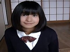 Linda chica universitaria japonesa se ve sexy en su uniforme