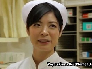Infirmière asiatique japonaise en train de faire attention à ses pacients voyeur