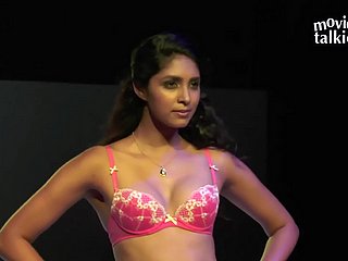 Le spectacle de rampe nue du modèle indien exposé! Full HD