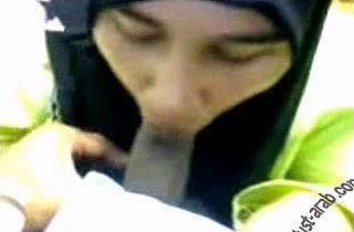Salope arabe amateur grassouillet capturé par téléphone portable sucer la bite de son petit ami