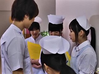 Enfermeira japonesa quente fica carinho e calorosamente fodido no banheiro