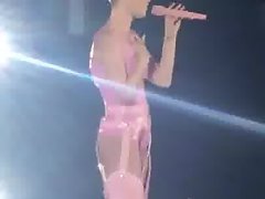 Katy Perry konser kıçını gösteriş
