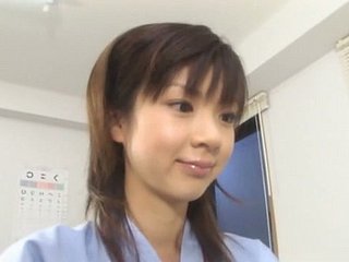Midget asiatischer Teenager Aki Hoshino besucht den Arzt zur Untersuchung