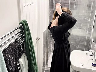 OMG!!! Verborgen cam back Airbnb appartement gevangen moslim Arabisch meisje back hijab nemen douchen en masturberen