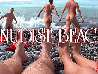 Pantai Nudist, pasangan muda bogel di pantai, pasangan remaja telanjang