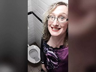 Sarışın Post Op Tgirl Lisa Impediment Tuvaletlerinde Kırmızı Deri Pantolon Giyen İş Tuvaletinde Oynar