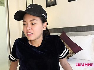 Thai Dame schneidet Biber und wird cremigiert