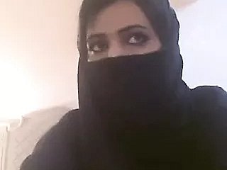 المرأة العربية في الحجاب تُظهر التثبيتات لها