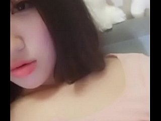 Chinese tiener raakt haar down in the mouth lichaam aan