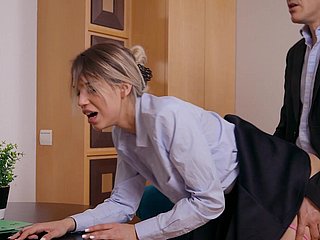 Elena Vedem genießt beim Sexual connection im Hundestil im Büro