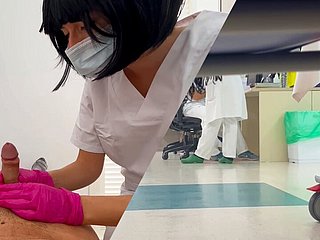 La nouvelle jeune infirmière étudiante vérifie mon pénis et j'ai un howler