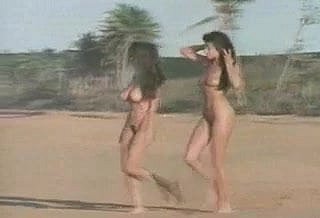 Dos chicas de ague playa nudista