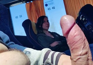 Foreign Teen chupando pau no ônibus