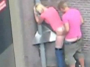 Amateurpaar fickte nearly der Öffentlichkeit im Freien gefickt