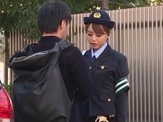 Policewoman Slutty Akiho Yoshizawa viene sbattuto sul retro della macchina