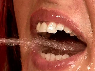 Une brune lascive se fait remplir la bouche de pipi après une baise anale