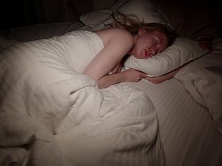 जाग गया और मेरी सौतेली बहन को चोदा, जबकि मेरे माता-पिता अगले कमरे में सो रहे थे