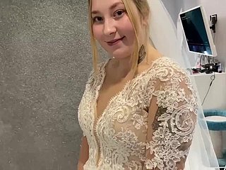 Un couple marié russe n'a pas pu résister et a baisé dans une poncho de mariée.