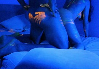 Hot Cosset ottiene un'incredibile vernice colorata UV sul corpo nudo Buon Halloween