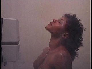k. Trening: seksowna naga czarnoskóra dziewczyna pod prysznicem