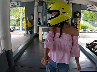 Süße thailändische Amateur-Teenager-Freundin fährt Kart und nimmt es anschließend auf Video auf