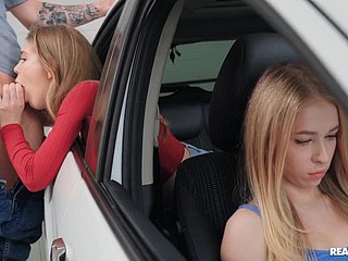 Russische teef wordt achter de rug winning b open haar vriendin in een automobile geneukt.