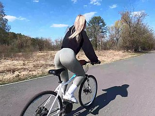 सुनहरे बालों वाली साइकिल चालक अपने साथी को आड़ू दोस्त दिखाती है और सार्वजनिक पार्क में चुदाई करती है