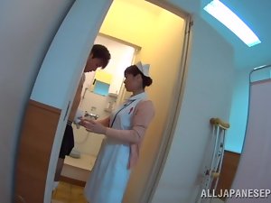 日本の看護師は、彼のあらゆるニーズの世話をします