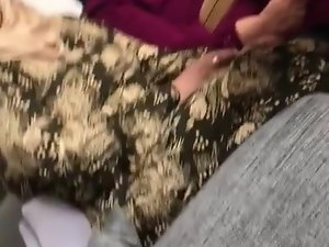 Perempuan murahan Wanita serban turkish di pantyhose coklat berkilat
