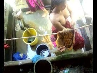 Bangla Desi Dorf Mädchen badet at hand Dhaka Stadt HQ (5)