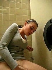 astonish fille riviere l'orgasme dans les toilettes !!!