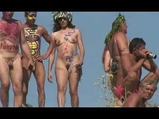 Meninas com corpos pintados em praia de nudismo russo