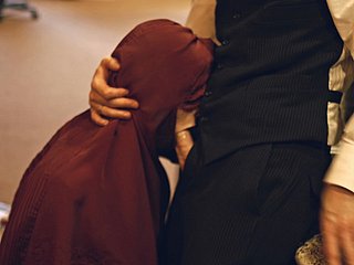 Arabische chic met natuurlijke tieten krijgt fingered en gezicht geneukt voorsprong winning b open een ruwe missionaris