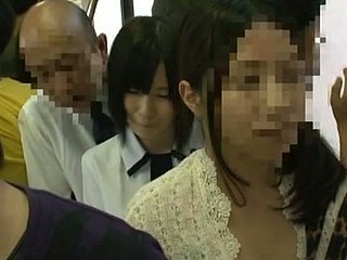जापानी सार्वजनिक बस में किंकी कार्रवाई और अपस्कर्ट शॉट्स