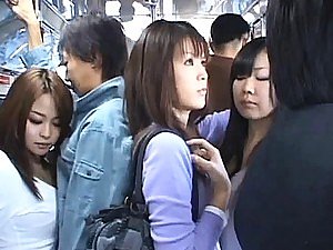 Jepun AV Parcel out memberikan handjob untuk horny lelaki dalam bas awam
